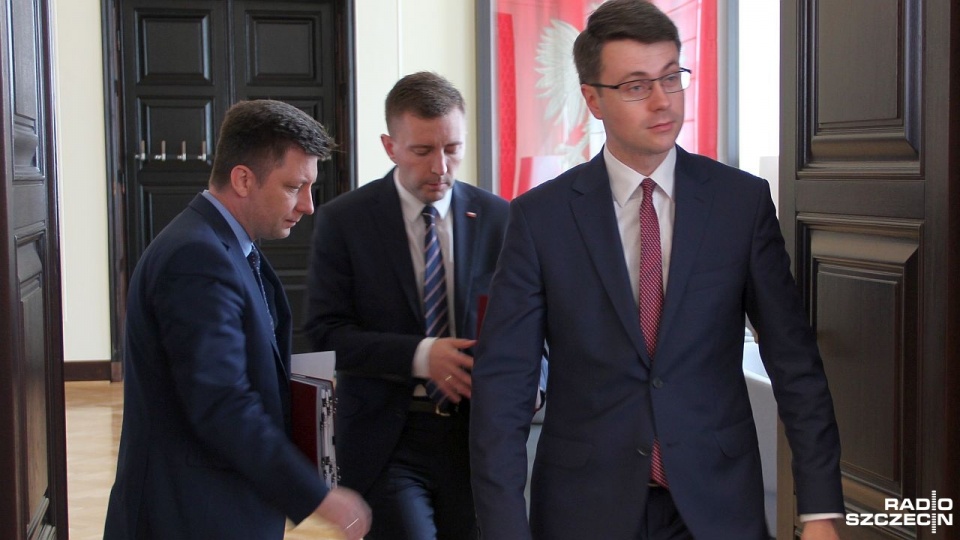 Michał Dworczyk (na zdj. z lewej) podkreślił, że projekt ustawy ma trafić na lipcowe posiedzenie Sejmu. Fot. Piotr Kołodziejski [Radio Szczecin]