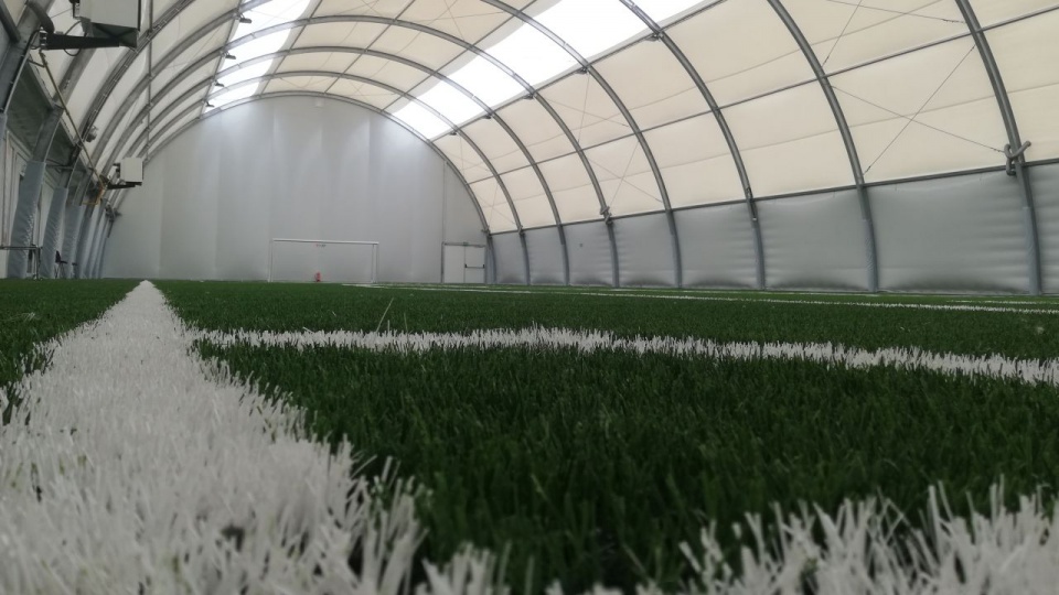 Piłkarskie boisko ze sztuczną nawierzchnią o wymiarach 42 m na 20 m jest oświetlone i ogrzewane. Fot. UMS