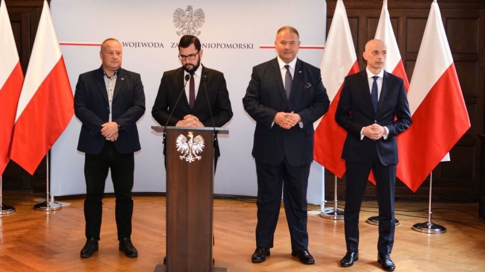 Ponad 22 miliony złotych na przebudowę dróg w naszym regionie. Pieniądze pochodzą z Ministerstwa Infrastruktury. Umowy w tej sprawie podpisano we wtorek w Urzędzie Wojewódzkim. Fot. ZUW w Szczecinie.