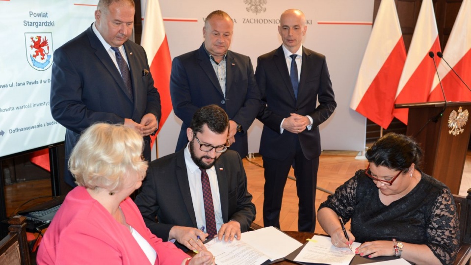 Ponad 22 miliony złotych na przebudowę dróg w naszym regionie. Pieniądze pochodzą z Ministerstwa Infrastruktury. Umowy w tej sprawie podpisano we wtorek w Urzędzie Wojewódzkim. Fot. ZUW w Szczecinie.