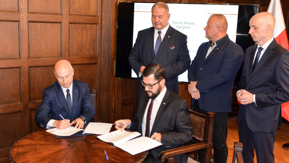 Na zdj. od lewej siedzą: prezydent Stargardu Rafał Zając, wicewojewoda zachodniopomorski Marek Subocz. Z tyłu stoją od lewej: posłowie PiS: Leszek Dobrzyński, Artur Szałabawka, Rafał Mucha. Ponad 22 mln zł na przebudowę dróg w naszym regionie. Fot. ZUW