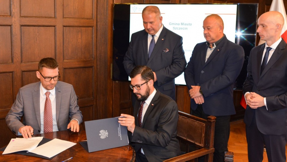 Ponad 22 miliony złotych na przebudowę dróg w naszym regionie. Pieniądze pochodzą z Ministerstwa Infrastruktury. Umowy w tej sprawie podpisano we wtorek w Urzędzie Wojewódzkim. Fot. ZUW w Szczecinie.