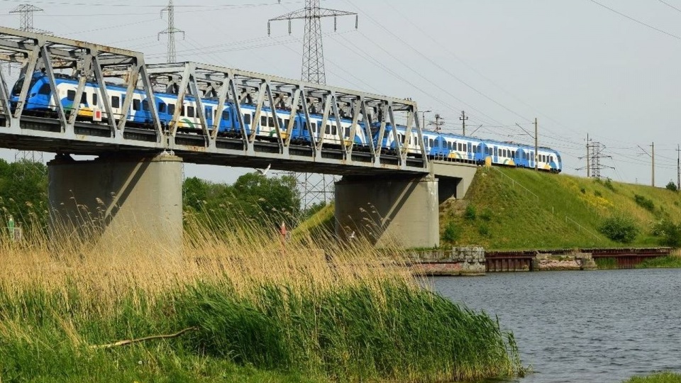 Polskie Koleje Państwowe rozpoczynają remont mostu nad rzeką Dziwną. źródło: https://www.plk-sa.pl/biuro-prasowe/informacje-prasowe/koleja-ze-szczecina-do-swinoujscia-szybciej-po-odnowionym-moscie-4290/
