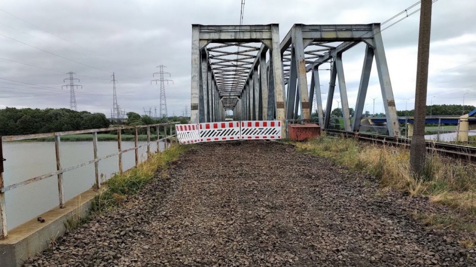 Polskie Koleje Państwowe rozpoczynają remont mostu nad rzeką Dziwną. https://www.plk-sa.pl/biuro-prasowe/informacje-prasowe/koleja-ze-szczecina-do-swinoujscia-szybciej-po-odnowionym-moscie-4290/