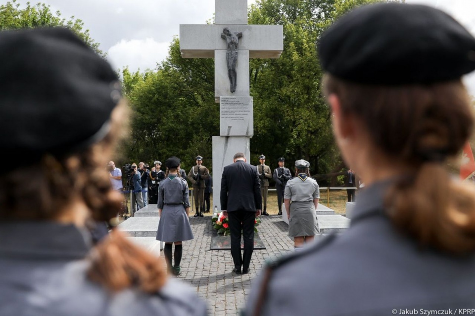 Prezydent Andrzej Duda złożył kwiaty przed pomnikiem Rzezi Wołyńskiej w Warszawie. Fot. twitter.com/prezydentpl