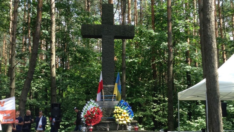 Pod krzyżem, upamiętniającym 600 Polaków zamordowanych przez ukraińskich nacjonalistów w kwietniu 1943 roku, odmówiono ekumeniczną modlitwę. Fot. twitter.com/kancelariasejmu