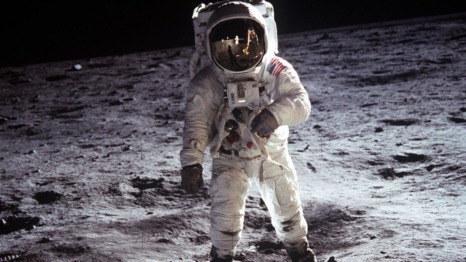 Członek załogi Apollo 11 Buzz Aldrin, który jako drugi człowiek postawił stopę na powierzchni Księżyca 20 lipca 1969. źródło: wikipedia.org/wiki/Program_Apollo.