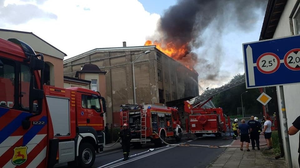 Siedem zastępów strażaków walczyło z pożarem w Łobzie. Palił się stary opuszczony młyn. Fot. www.facebook.com/nowytygodniklobeski