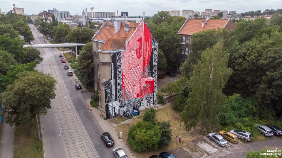 Mural, który powstawał tydzień można oglądać przy ulicy Chmielewskiego 8. Fot. Łukasz Szełemej [Radio Szczecin]