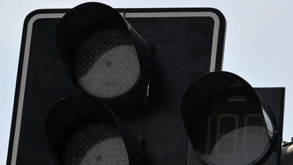 Nie działa sygnalizacja świetlna na skrzyżowaniu Malczewskiego z aleją Wyzwolenia w Szczecinie. Fot. Łukasz Szełemej [Radio Szczecin]