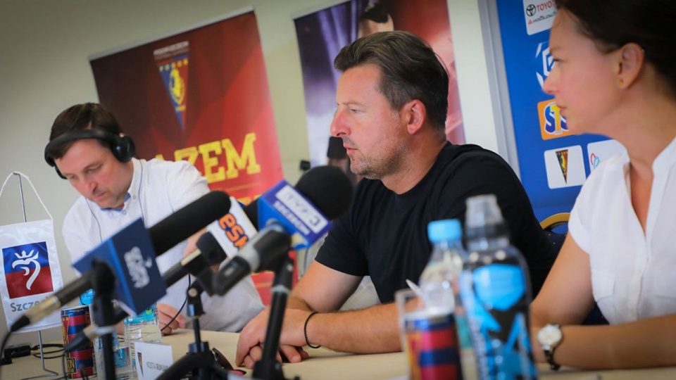 Trener Pogoni Kosta Runjaić przyznaje, że znajdzie zmiennika dla Hiszpana, ale swoją decyzję ogłosi w dniu meczu z Arką. Fot. pogonszczecin.pl