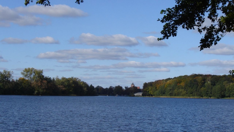 Kluki (potocznie Klukom) – jezioro na Pojezierzu Choszczeńskim w granicach miasta Choszczno. źródło: wikipedia.org/wiki/Kluki_(jezioro).