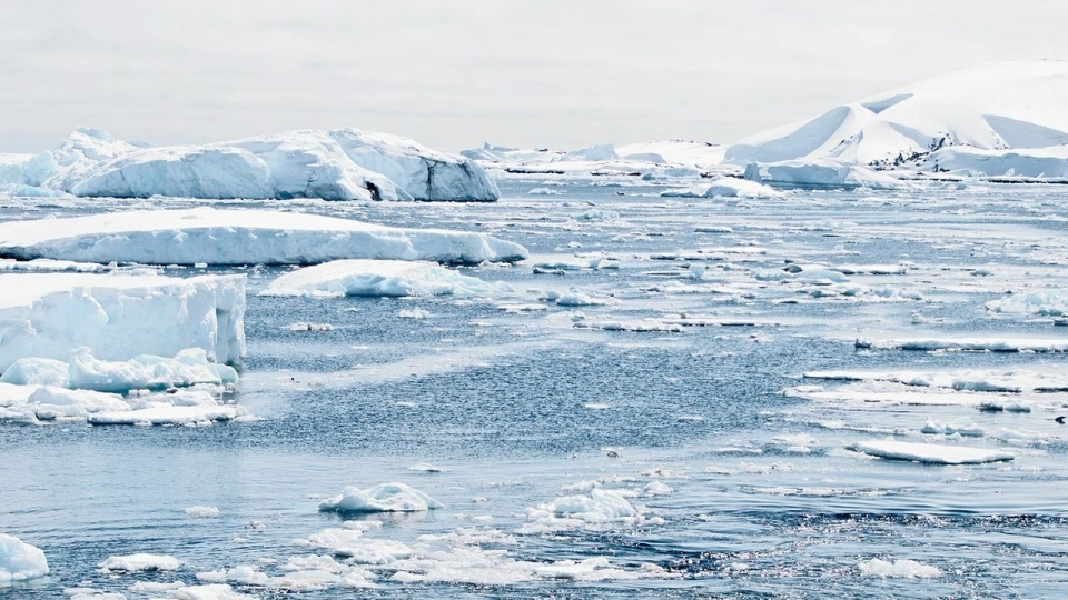 Pokrywa lodowa Grenlandii jest kluczowym elementem globalnego systemu klimatycznego. źródło: pixabay.com/pl/photos/antarktyda-lód-wersaliki-góry-482686.