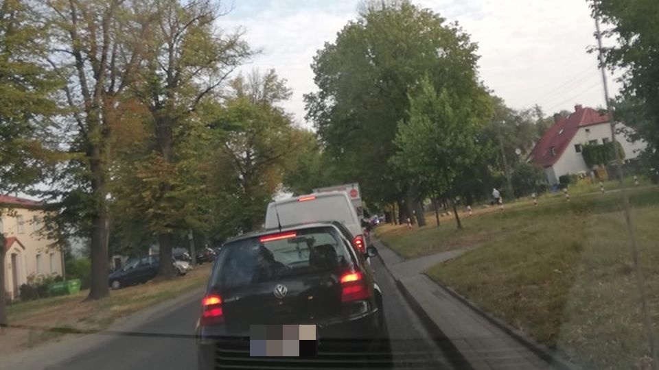 Zaczęły się tworzyć korki; można je ominąć jadąc przez ulice Szafera i Zawadzkiego. źródło: Facebook Grupa Suszą! Szczecin
