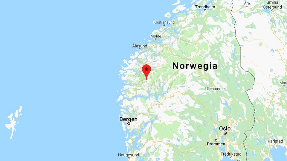 W ciągu zaledwie godziny na terenie gminy Jølster spadło we wtorek po południu ok. 30 mm deszczu. Fot. www.google.com/maps