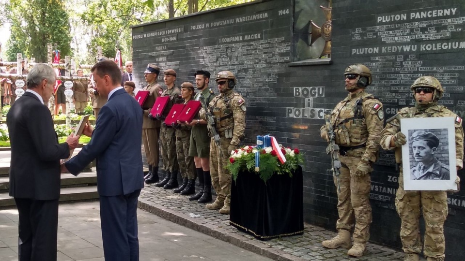 Podczas pogrzebu, decyzją ministra obrony narodowej, Ryszard Białous otrzymał pośmiertnie awans na stopień pułkownika, a decyzją prezydenta - Krzyż Komandorski z Gwiazdą Orderu Odrodzenia Polski. Fot. twitter.com/MON_GOV_PL