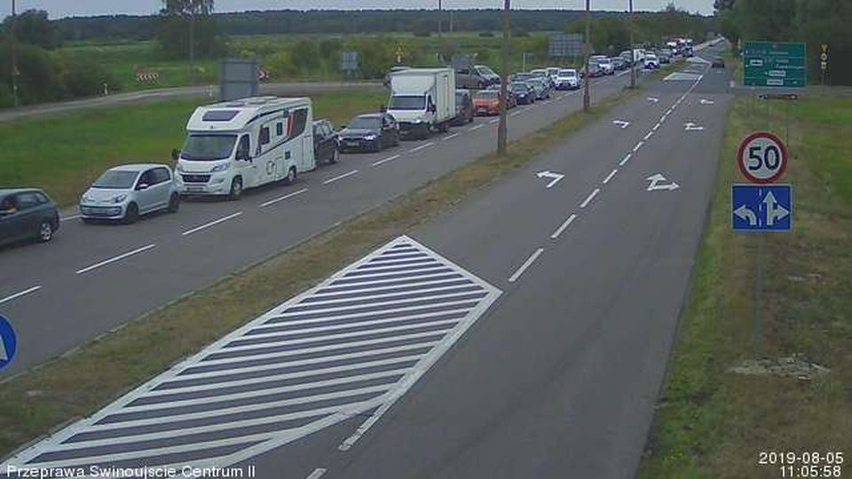 W kolejce niemal godzinę czekają też kierowcy w obie strony przed karsiborską przeprawą w Świnoujściu. Fot. przeprawa.swi.pl