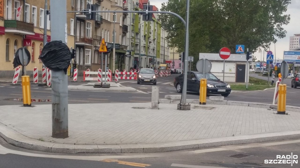 Potężne kłopoty z przejazdem mają kierowcy i pasażerowie komunikacji miejskiej przed Turzynem w Szczecinie. Fot. Marek Borowiec [Radio Szczecin]