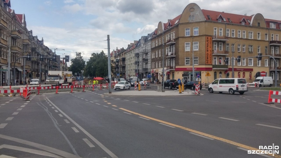 Potężne kłopoty z przejazdem mają kierowcy i pasażerowie komunikacji miejskiej przed Turzynem w Szczecinie. Fot. Marek Borowiec [Radio Szczecin]