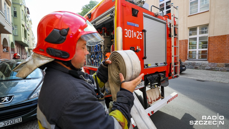 Po godzinie 8 strażacy dostali informację o zadymieniu w mieszkaniu na trzecim piętrze jednej z kamienic, obok skrzyżowania z aleją Jana Pawła II. Fot. Robert Stachnik [Radio Szczecin]