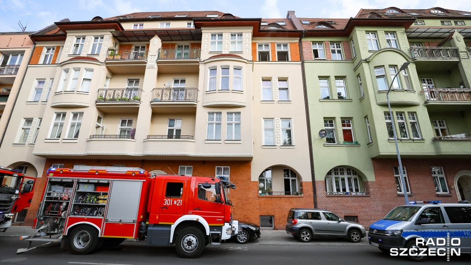 Po godzinie 8 strażacy dostali informację o zadymieniu w mieszkaniu na trzecim piętrze jednej z kamienic, obok skrzyżowania z aleją Jana Pawła II. Fot. Robert Stachnik [Radio Szczecin]
