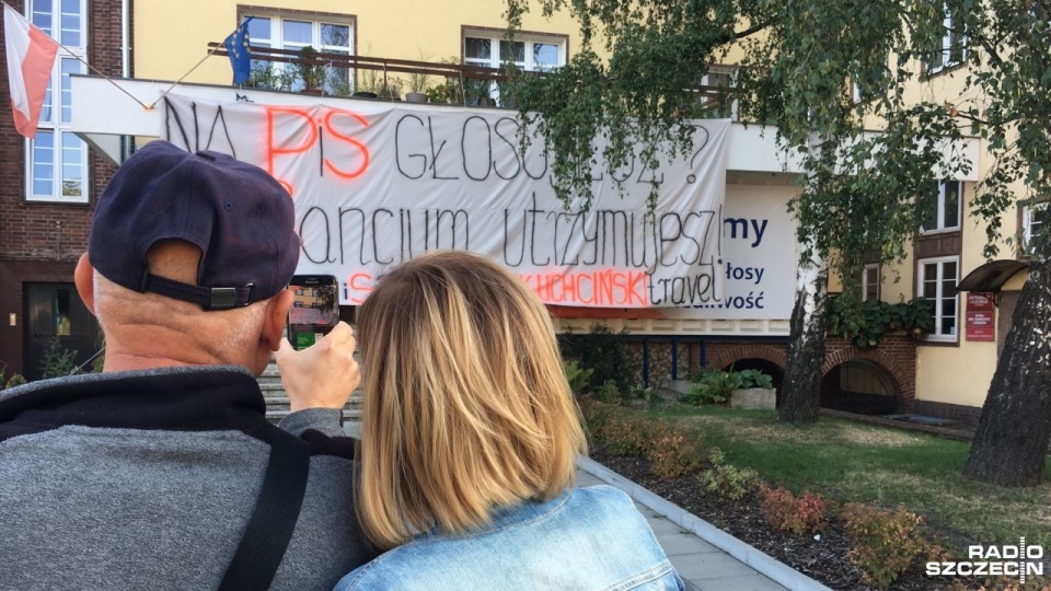 Baner z napisem: "Na PiS głosujesz? Bizancjum utrzymujesz" - wywiesili działacze KOD na fasadzie siedziby Prawa i Sprawiedliwości przy ul. Mickiewicza. Fot. Radosław Jaczmiński [Radio Szczecin]