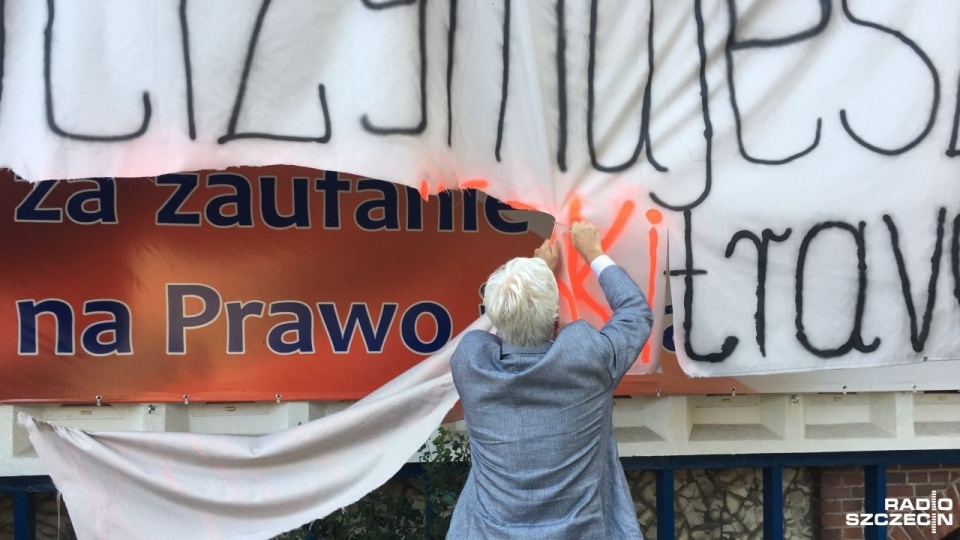 Przed godziną dziewiątą, na miejscu pojawił się sekretarz zarządu okręgowego partii - Witold Witkowski. Najpierw otworzył biuro, później próbował zerwać baner. Fot. Radosław Jaczmiński [Radio Szczecin]