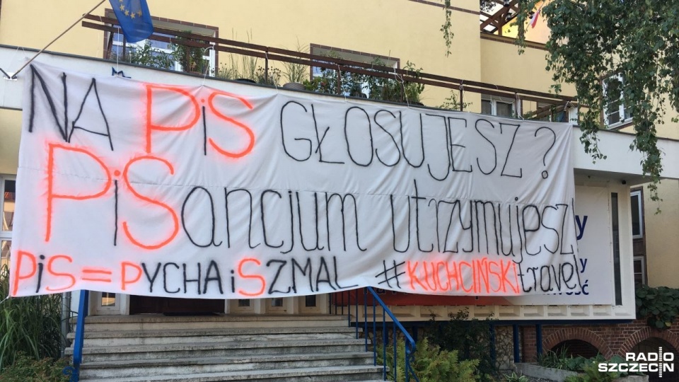 Baner z napisem: "Na PiS głosujesz? Bizancjum utrzymujesz" - wywiesili działacze KOD na fasadzie siedziby Prawa i Sprawiedliwości przy ul. Mickiewicza. Fot. Radosław Jaczmiński [Radio Szczecin]