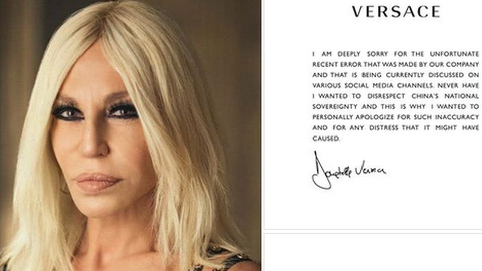 W niedzielę z przeprosinami wystąpiła szefowa artystyczna domu mody, Donatella Versace. źródło: https://www.facebook.com/versace/