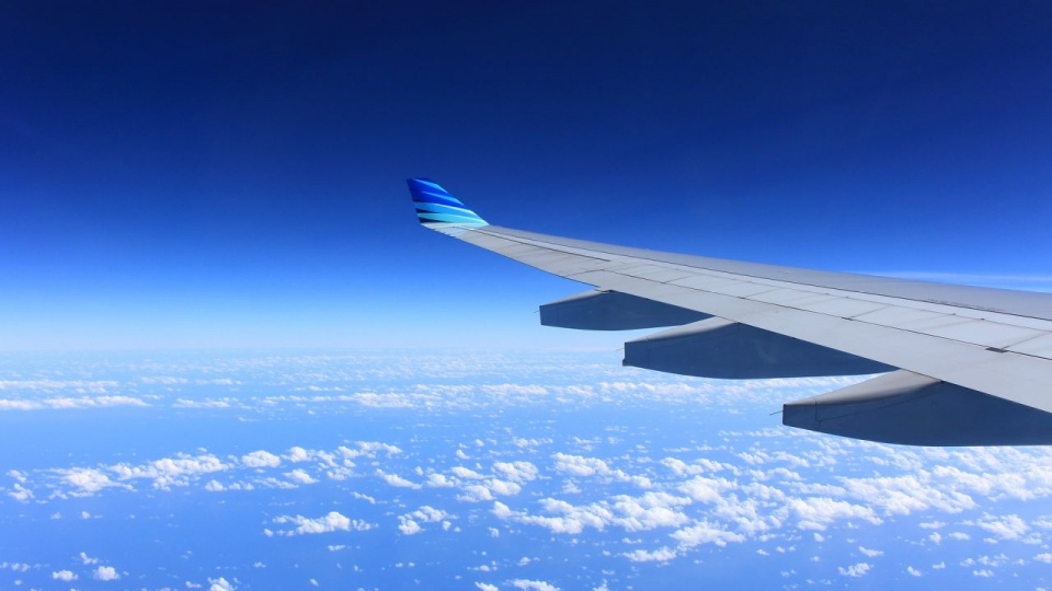 źródło: https://pixabay.com/pl/photos/skrzyd%C5%82o-samolot-p%C5%82ywaj%C4%85ce-niebo-221526.