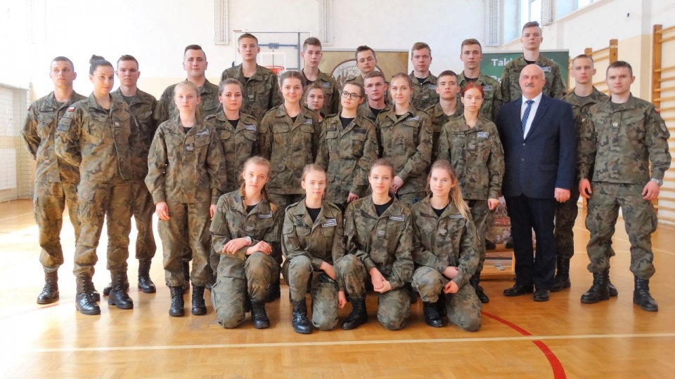 Program "Certyfikowane Wojskowe Klasy Mundurowe" jest skróconą służbą przygotowawczą. źródło: http://sobieszynbrzozowa.pl/iv-manewry-gimnazjalistow-i-zgrupowanie-klas-mundurowych