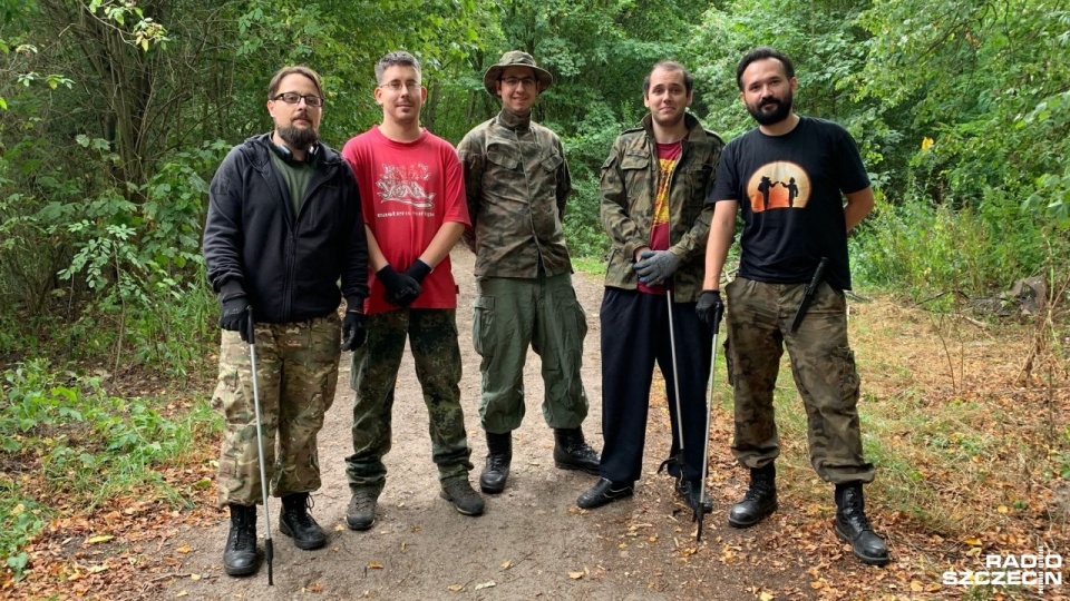 Panowie ze stowarzyszenia „Serce Puszczy” sprzątają las. Fot. Katarzyna Świerczyńska [Radio Szczecin]