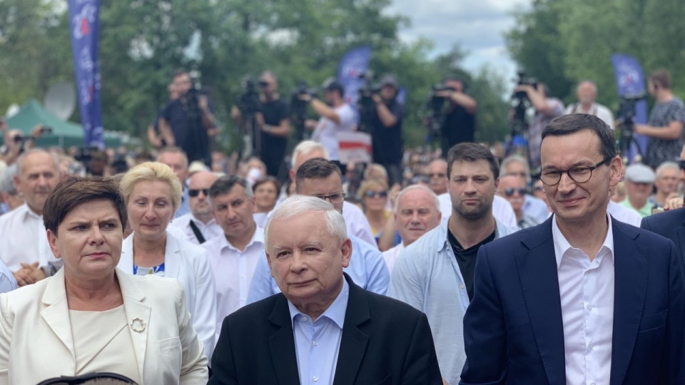Na pikniku rodzinnym byli m.in. (od lewej) była premier Beata Szydło, prezes PiS Jarosław Kaczyński oraz premier Mateusz Morawiecki. Fot. twitter.com/pisorgpl