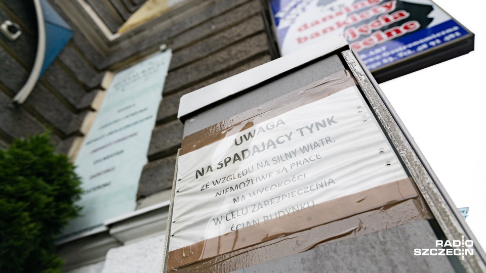 "Uwaga spadający tynk" - takie kartki wielkości mniej więcej A4 ostrzegają przed niebezpieczeństwem w centrum Szczecina. Fot. Robert Stachnik [Radio Szczecin]