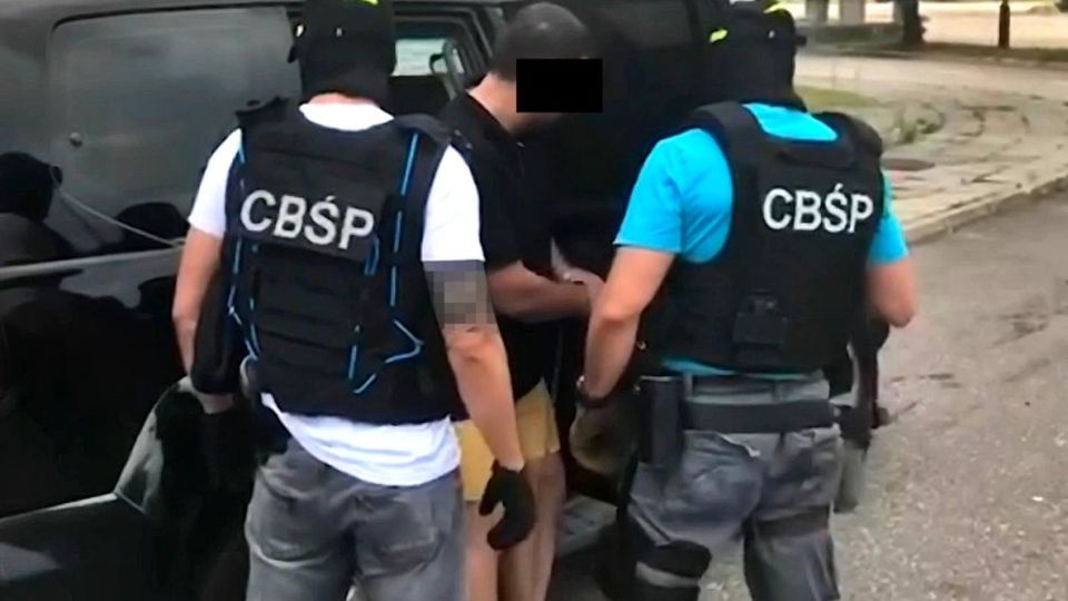 Funkcjonariusze CBŚP rozbili grupę przestępczą, która miała zajmować się fałszowaniem dokumentacji pojazdów sprowadzanych z Niemiec. źródło: CBŚP