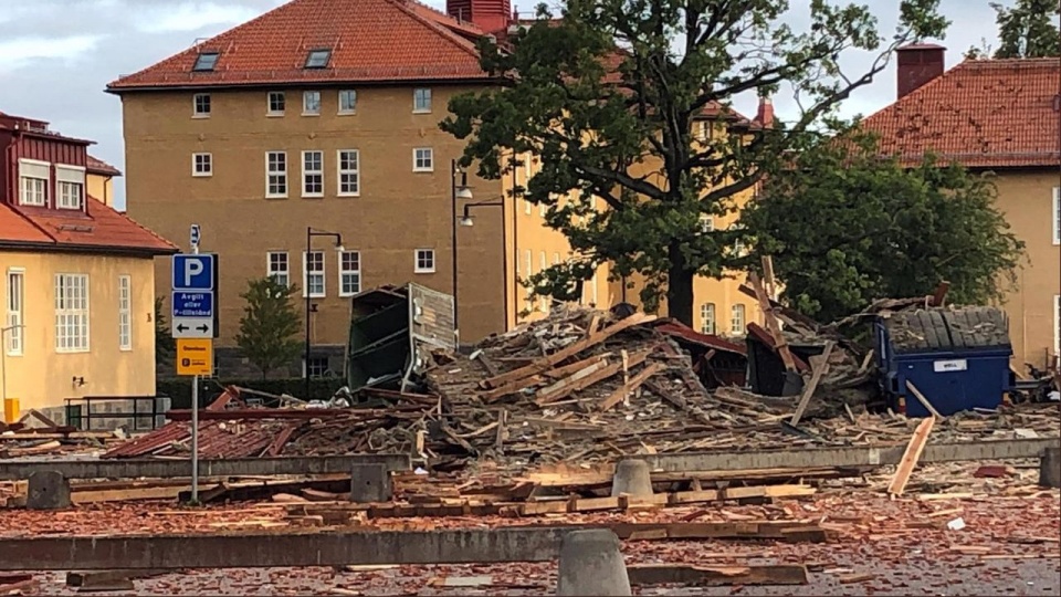 Wybuch był tak silny, że całkowicie zniszczył drewniany budynek magazynu. źródło: Twitter: Daniel Forsberg @P4Ostergotland