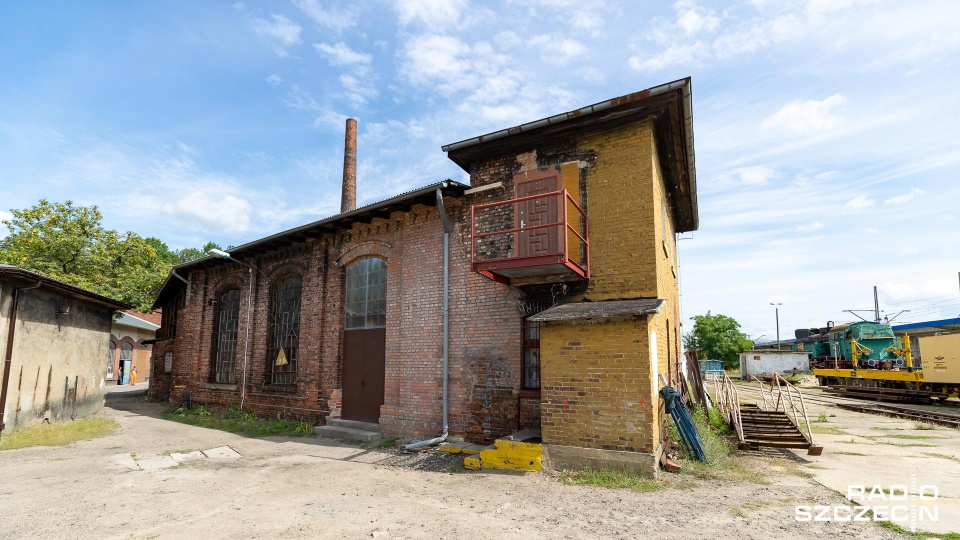 Lokomotywownia - ceglany budynek przy ulicy Czarnieckiego, w którym przez ostatnie kilkanaście lat działały dyskoteki i kluby.