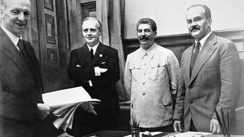 23 sierpnia 1939 roku w Moskwie. Od lewej stoją: szef działu prawnego niemieckiego MSZ Friedrich Gauss, niemiecki minister spraw zagranicznych Joachim von Ribbentrop, Józef Stalin oraz minister spraw zagranicznych ZSRR Wiaczesław Mołotow. źródło: https://