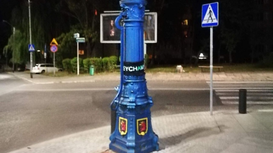 Czarne opaski z napisem "usychamy" pojawiły się na zabytkowych pompach ulicznych w Szczecinie. źródło: Extinction Rebellion Szczecin