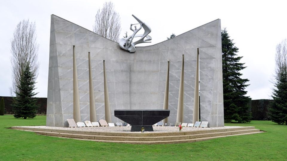 W niedzielę, na cmentarzu wojskowym w Urville-Langannerie, zostaną złożone wieńce. To jedno z największych miejsc ostatniego spoczynku polskich żołnierzy walczących na Zachodzie. źródło: http://www.polishairforce.pl/_cmlangannerie.html