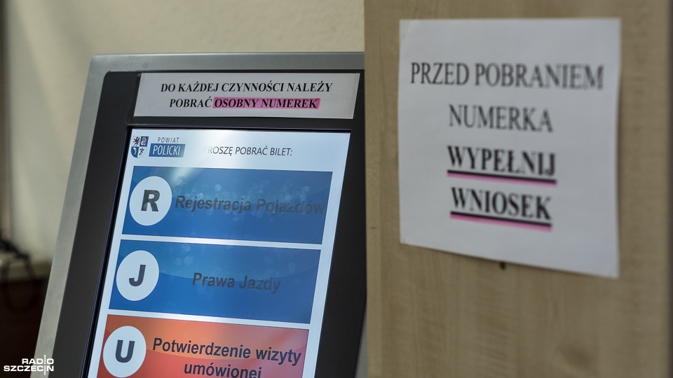 Wydział Komunikacji, Transportu i Dróg Starostwa Powiatowego w Policach doczekał się elektronicznego systemu kolejkowego. Fot. Wojciech Ochrymiuk [Radio Szczecin]