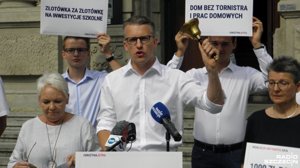 Arkadiusz Marchewka zadeklarował także przekazanie z budżetu państwa samorządom złotówki za każdą zainwestowaną złotówkę w rozbudowę gminnej czy powiatowej bazy szkolnej. Fot. Adam Wosik [Radio Szczecin]