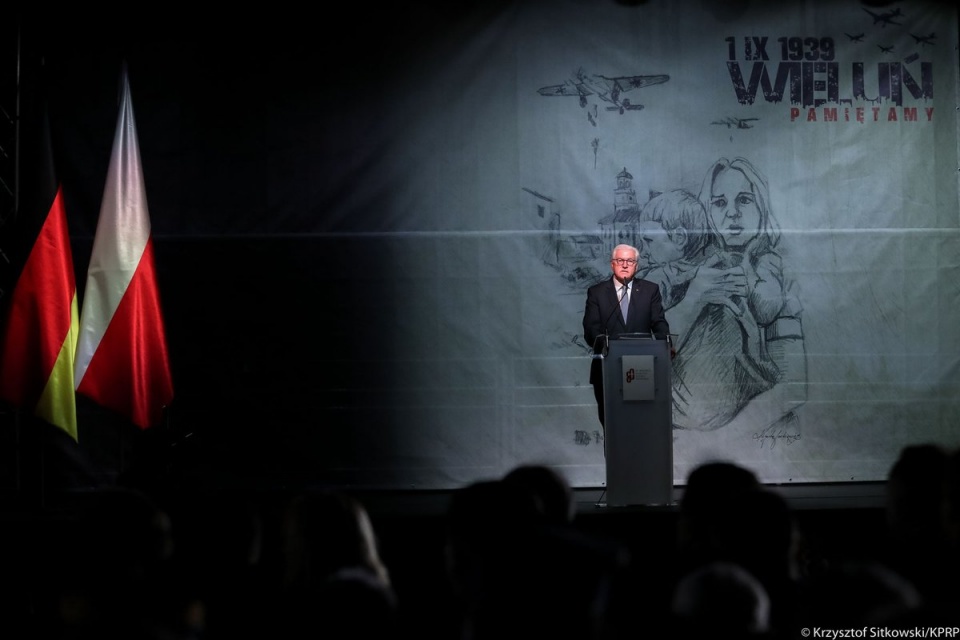 Chylę czoła przed ofiarami ataku na Wieluń - mówił prezydent Niemiec podczas podczas uroczystości 80. rocznicy wybuchu II Wojny Światowej w Wieluniu. Fot. twitter.com/prezydentpl