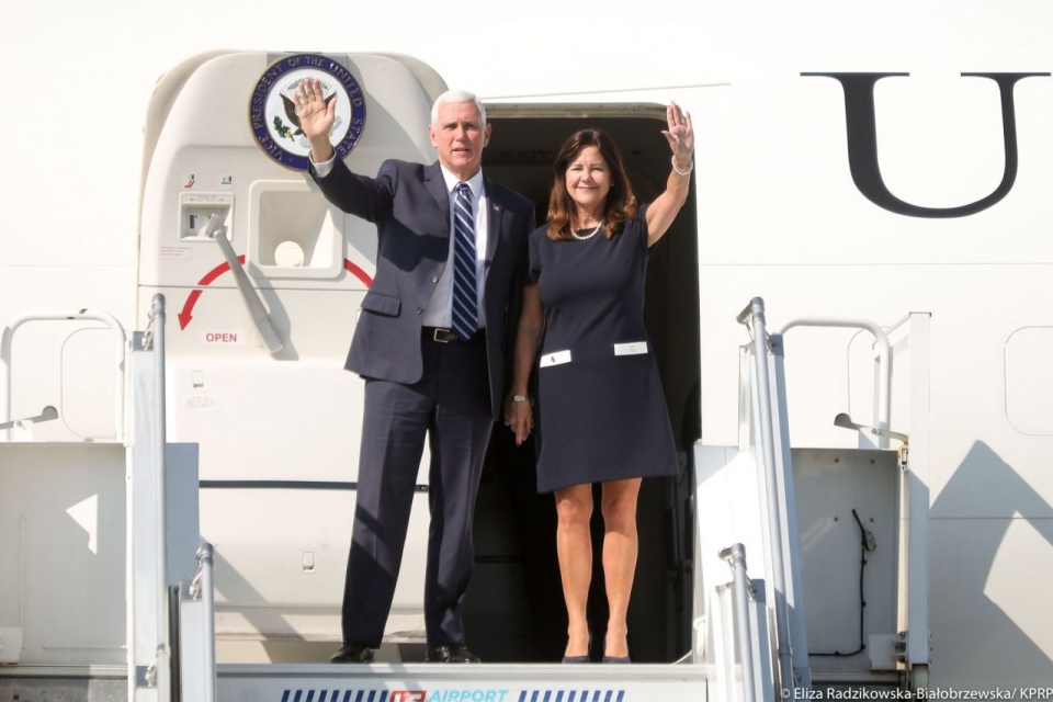 Wiceprezydent Stanów Zjednoczonych Mike Pence oraz jego żona Karen są już w Warszawie. Fot. twitter.com/prezydentpl