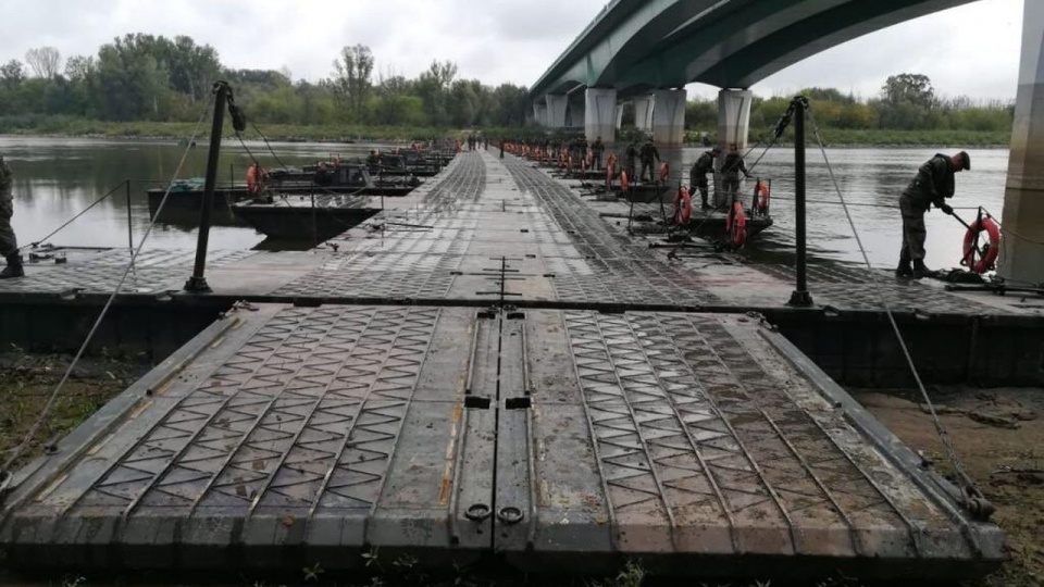 Saperzy zakończyli łączenie elementów mostu pontonowego na Wiśle w Warszawie. źródło: https://twitter.com/mon_gov_pl