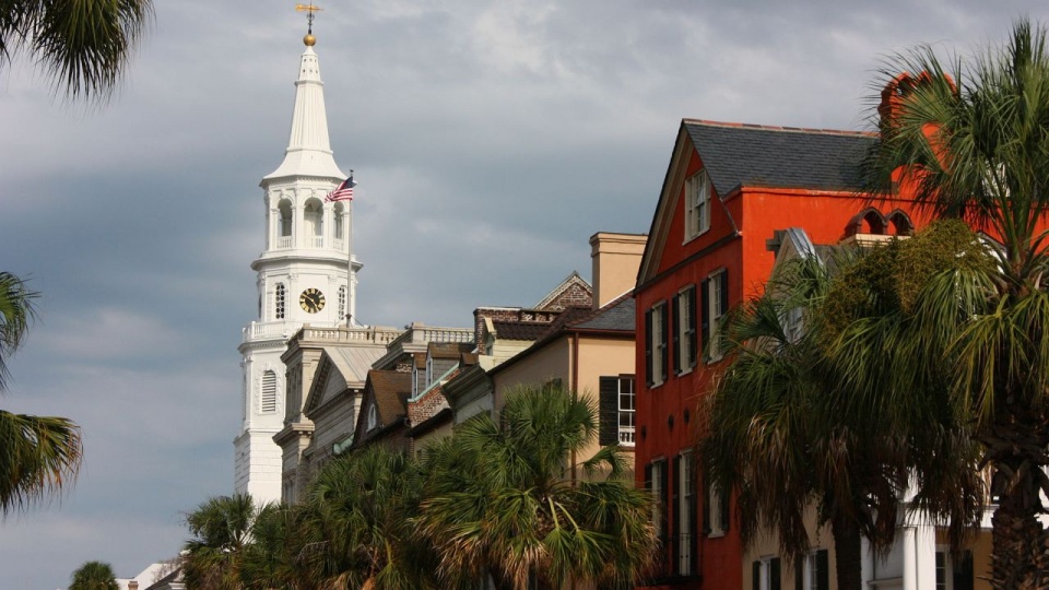 Dorian aktualnie porusza się wzdłuż wschodniego wybrzeża Stanów Zjednoczonych. Jego epicentrum w najbliższych godzinach może dotrzeć do historycznego miasta Charleston w Południowej Karolinie. źródło: https://pl.wikipedia.org/wiki/Charleston_(Karolina_Po%