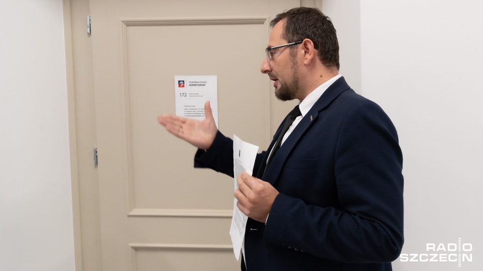 Kandydat Kukiz'15 z listy PSL Piotr Słomski poszedł podpisać dokument przygotowany przez Piotra Krzystka, po czym urządził konferencję prasową przed jego gabinetem. Fot. Robert Stachnik [Radio Szczecin]