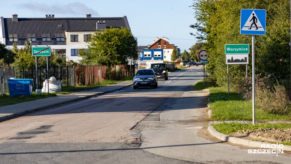 Droga przebiega wzdłuż administracyjnej granicy Szczecina i Kołbaskowa, obie gminy są zdania, że należy do sąsiada. Fot. Robert Stachnik [Radio Szczecin]