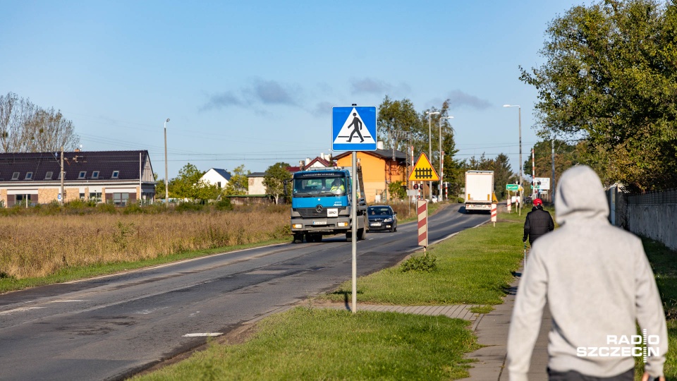 Droga przebiega wzdłuż administracyjnej granicy Szczecina i Kołbaskowa, obie gminy są zdania, że należy do sąsiada. Fot. Robert Stachnik [Radio Szczecin]