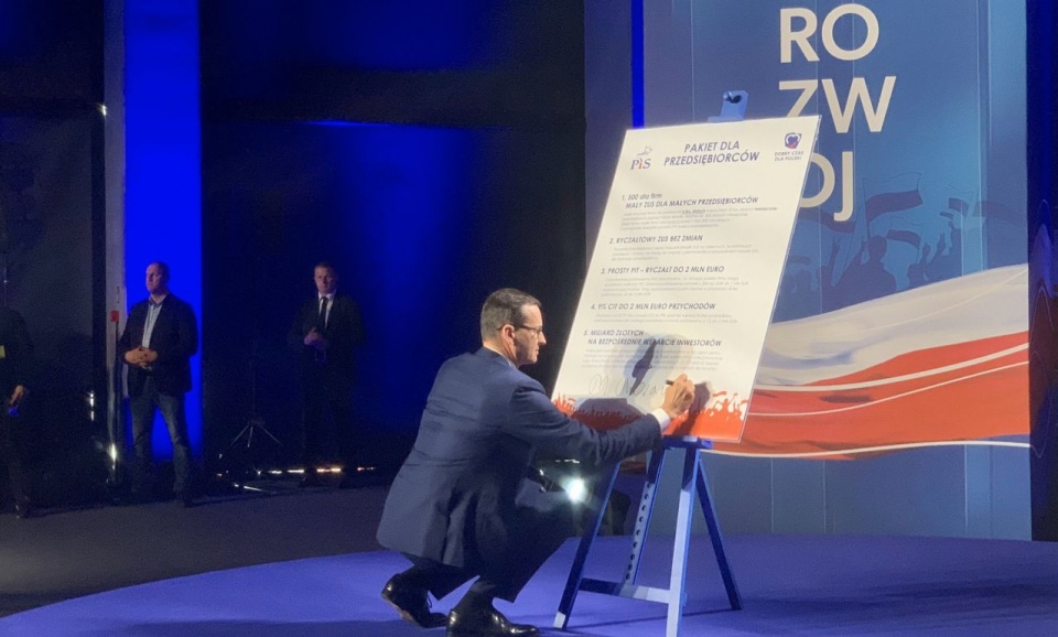 Premier Mateusz Morawiecki na wyborczej konwencji programowej PiS w Katowicach podpisał "Pakt dla przedsiębiorców". Fot. twitter.com/pisorgpl